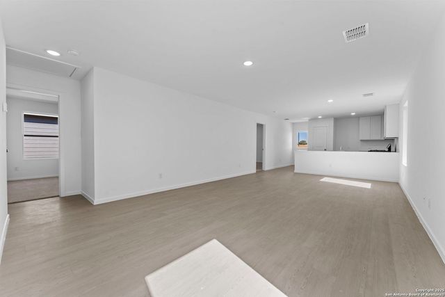 2206 Collins Aly, Converse, TX 78109