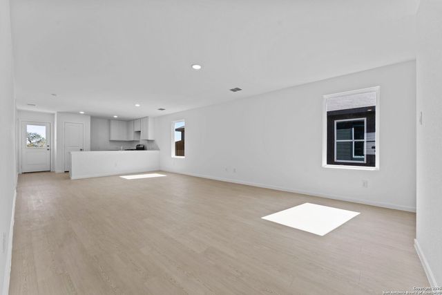 2206 Collins Aly, Converse, TX 78109