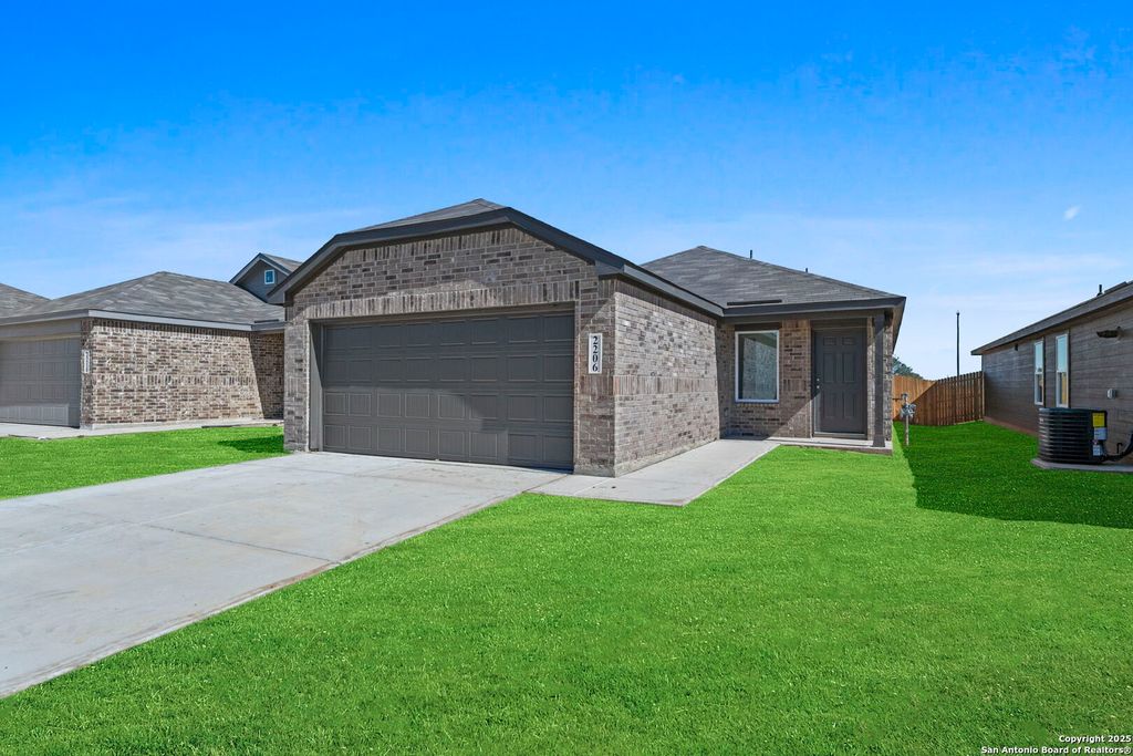 2206 Collins Aly, Converse, TX 78109