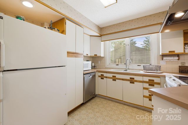 25 Westridge Court, Hendersonville, NC 28791