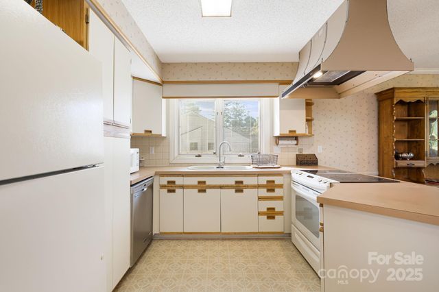 25 Westridge Court, Hendersonville, NC 28791