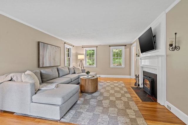 14 Bennett Rd, Wayland, MA 01778