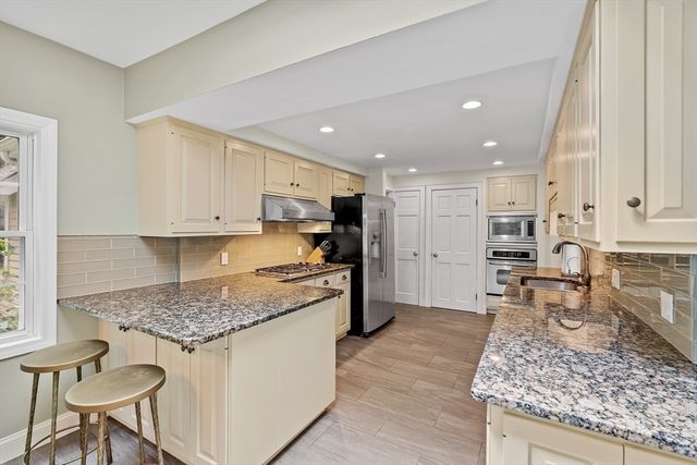 14 Bennett Rd, Wayland, MA 01778