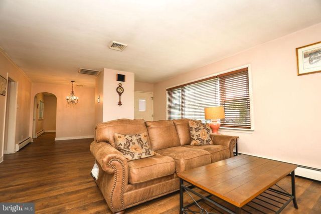 9 OAKMONT RD, Harrisburg, PA 17109