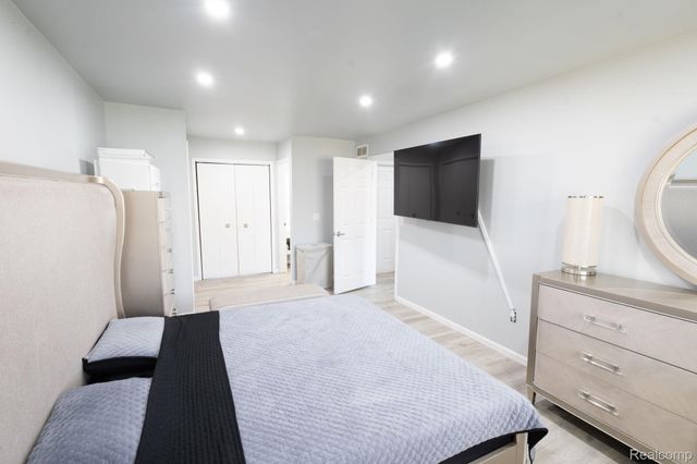 29101 Hayes Road, Warren, MI 48088