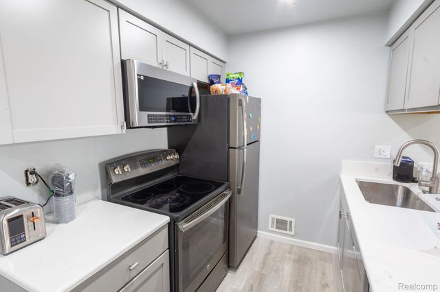 29101 Hayes Road, Warren, MI 48088