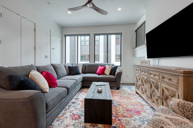 318 W Grayson St Unit 302, San Antonio, TX 78212