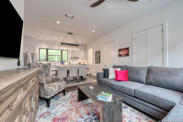 318 W Grayson St Unit 302, San Antonio, TX 78212