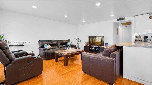 551 SW 135th Ave 208B, Pembroke Pines, FL 33027