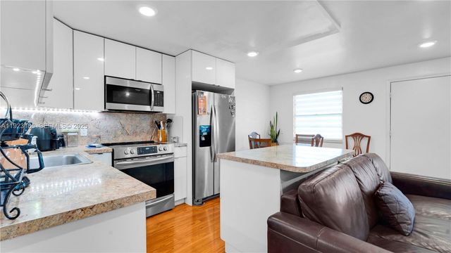 551 SW 135th Ave 208B, Pembroke Pines, FL 33027