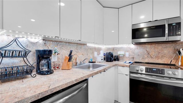 551 SW 135th Ave 208B, Pembroke Pines, FL 33027