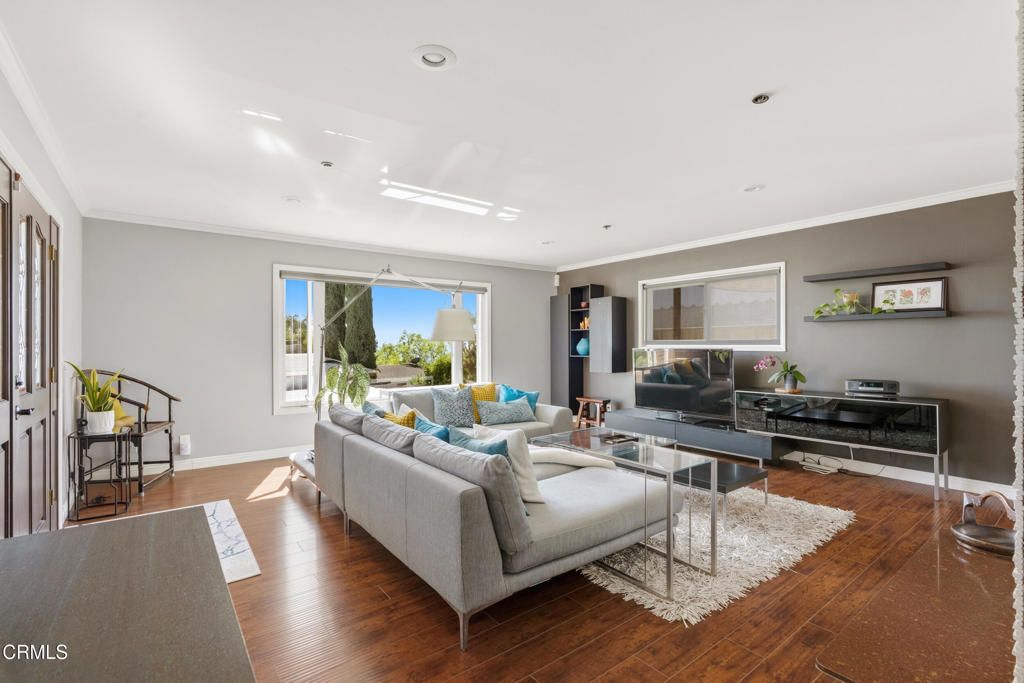 Image 12 of property listing at 809 Skyland Drive, Sierra Madre, CA 91024