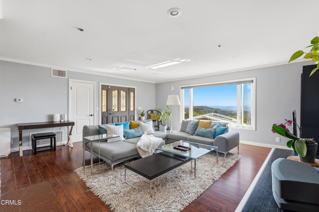 Image 15 of property listing at 809 Skyland Drive, Sierra Madre, CA 91024