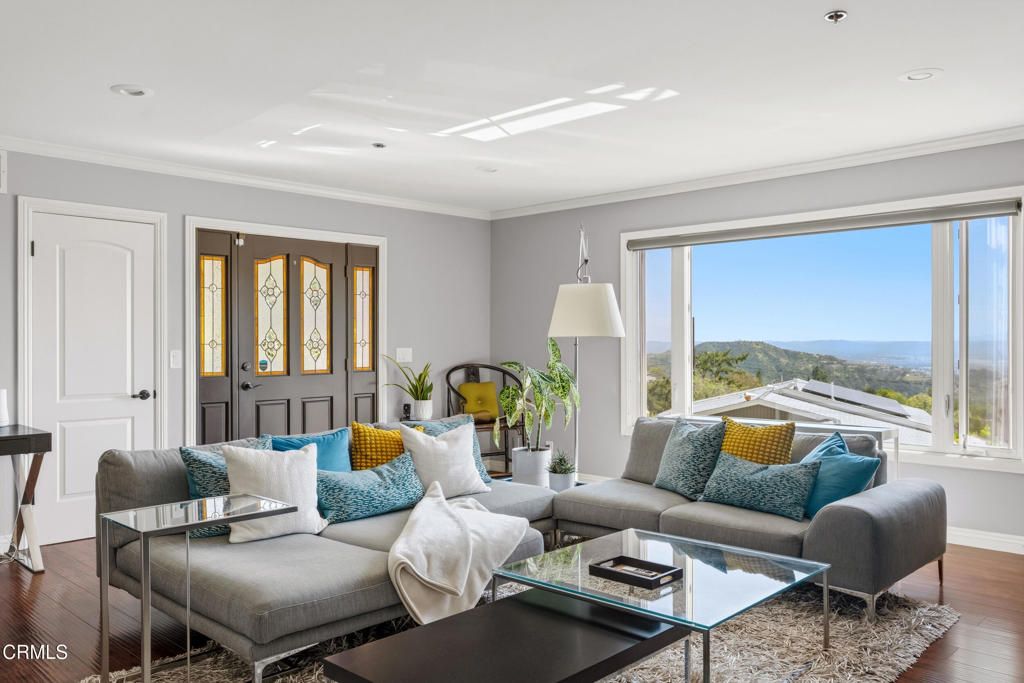 Image 16 of property listing at 809 Skyland Drive, Sierra Madre, CA 91024