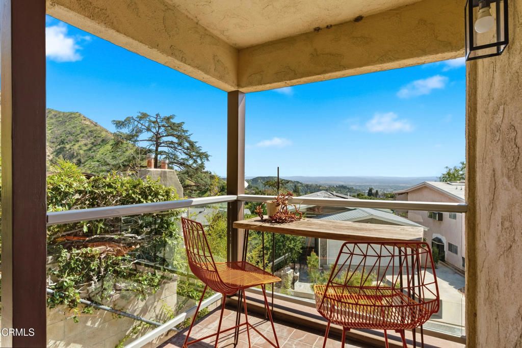 Image 8 of property listing at 809 Skyland Drive, Sierra Madre, CA 91024