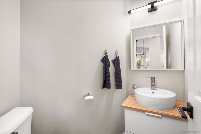 1816 Cayman Way, Vista, CA 92081