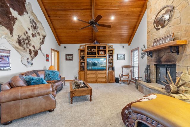 5562 County Road 1037, Celeste, TX 75423