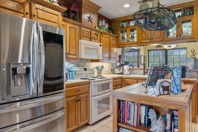 5562 County Road 1037, Celeste, TX 75423