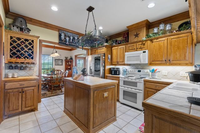 5562 County Road 1037, Celeste, TX 75423