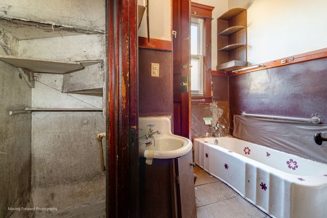 8852 S Wallace Street, Chicago, IL 60620