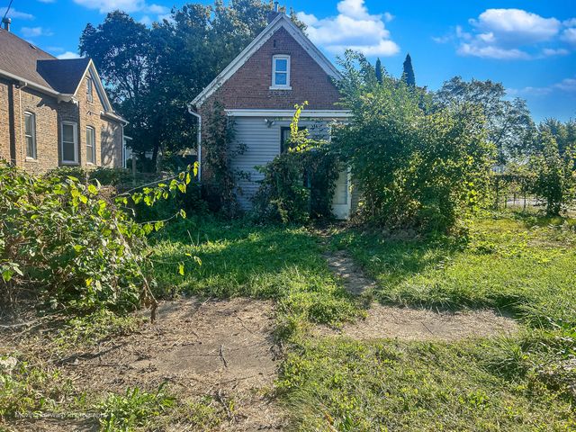 8852 S Wallace Street, Chicago, IL 60620