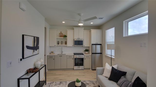 7208 Providence Ave 2, Austin, TX 78752