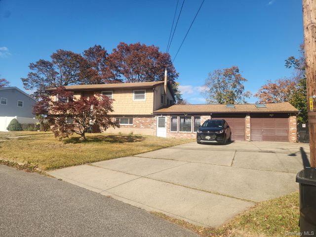 829 Stanley Street, West Islip, NY 11795
