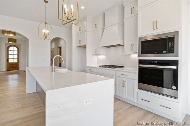 728 Lillian Way, Jeffersonville, IN 47130