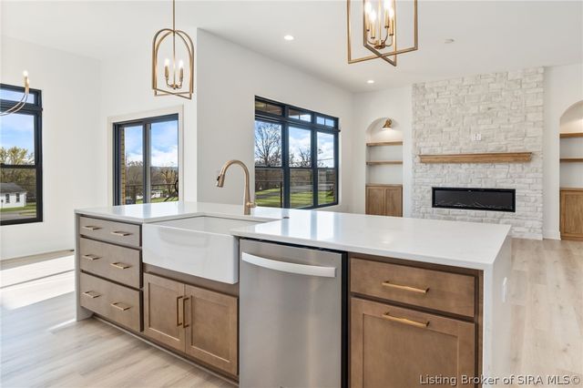 728 Lillian Way, Jeffersonville, IN 47130