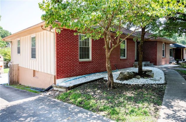 600 E Linwood Terrace, Independence, MO 64055