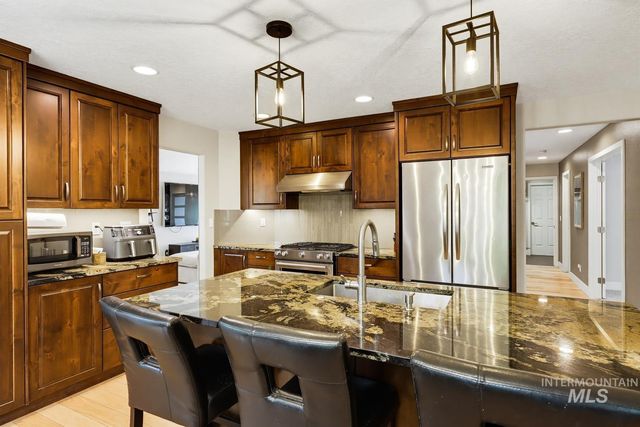 369 S Winthrop Way, Boise, ID 83709