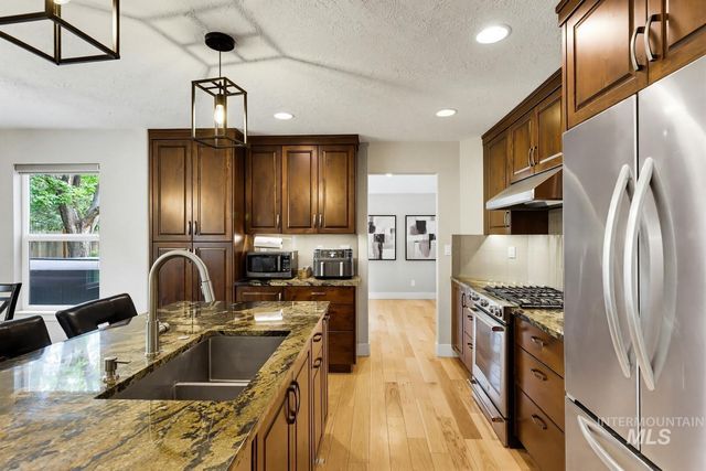 369 S Winthrop Way, Boise, ID 83709