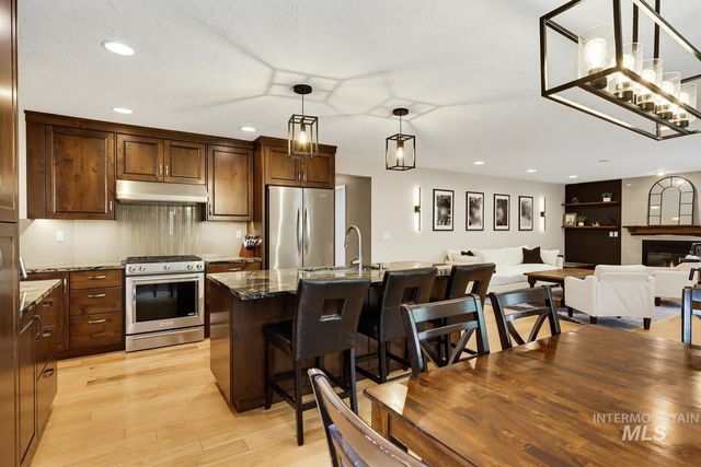 369 S Winthrop Way, Boise, ID 83709