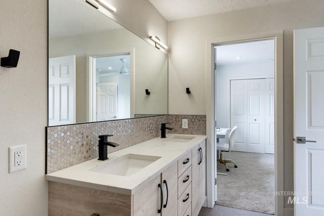369 S Winthrop Way, Boise, ID 83709