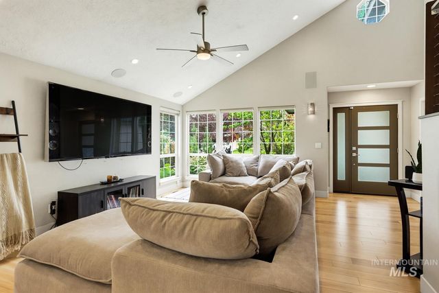 369 S Winthrop Way, Boise, ID 83709