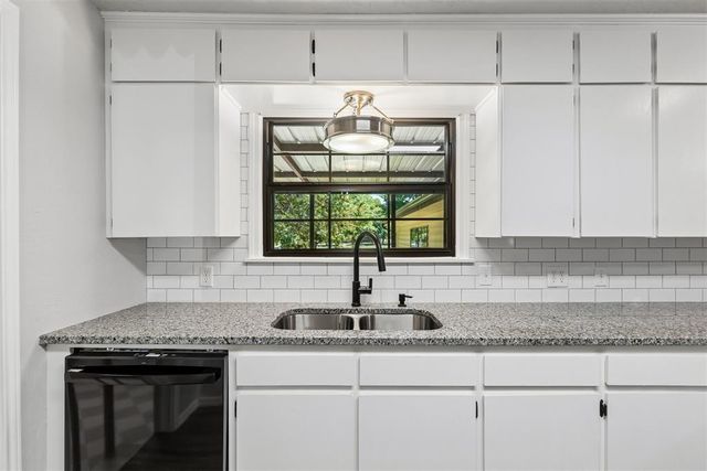 318 S Walnut Street, Apache, OK 73006
