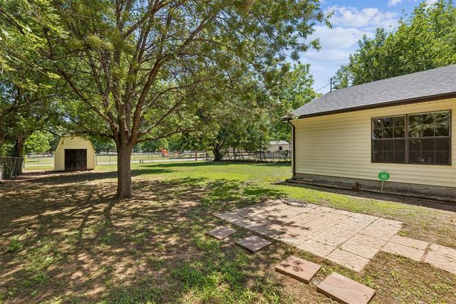 318 S Walnut Street, Apache, OK 73006