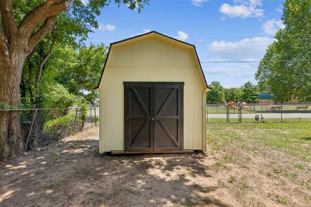 318 S Walnut Street, Apache, OK 73006