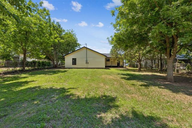 318 S Walnut Street, Apache, OK 73006