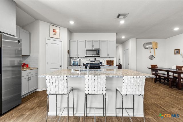 302 N Richland Drive, Lockhart, TX 78644