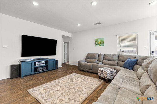 302 N Richland Drive, Lockhart, TX 78644