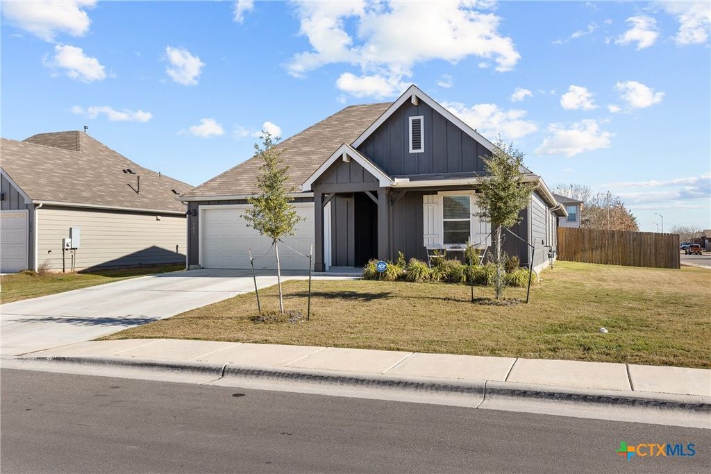 302 N Richland Drive, Lockhart, TX 78644