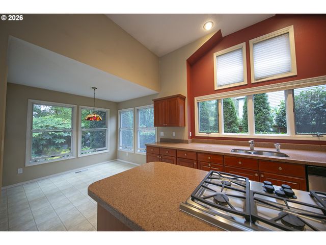 5698 CHARLES Cir, Lake Oswego, OR 97035