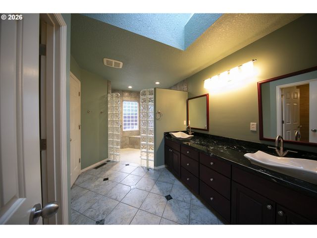 5698 CHARLES Cir, Lake Oswego, OR 97035