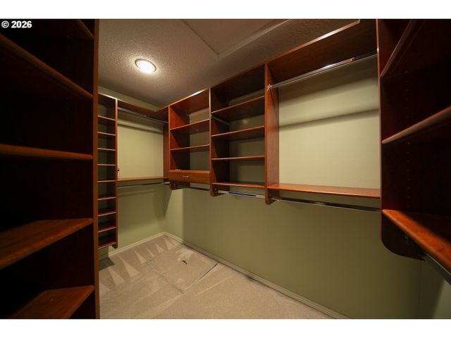 5698 CHARLES Cir, Lake Oswego, OR 97035