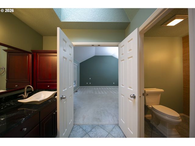 5698 CHARLES Cir, Lake Oswego, OR 97035