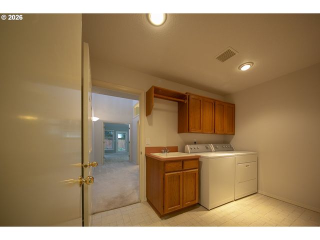 5698 CHARLES Cir, Lake Oswego, OR 97035