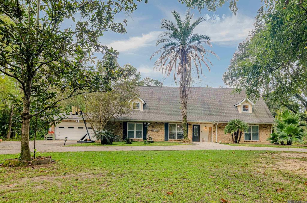 11334 Sandra Dr, Walker, LA 70785
