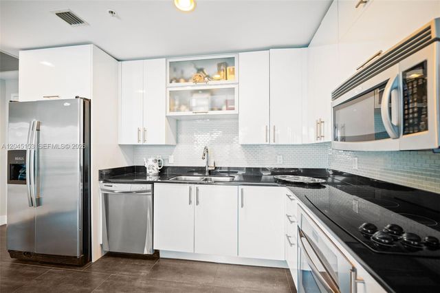 60 SW 13th St 4002, Miami, FL 33130