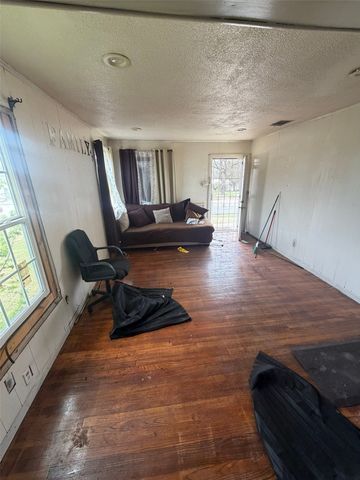 2033 Redman Circle, Dallas, TX 75223